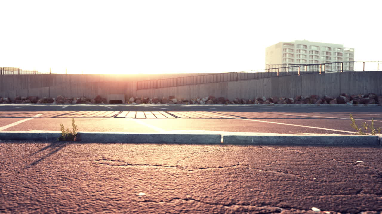 비어있는 해변 주차장이 아스팔트로  ⁇ 여 있습니다.