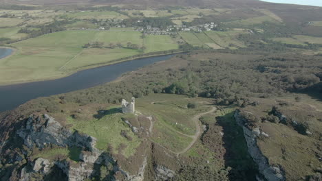 Eine-Luftaufnahme-Von-Castle-Bharriich-In-Der-Nähe-Von-Tongue-In-Den-Schottischen-Highlands-An-Einem-Sommertag