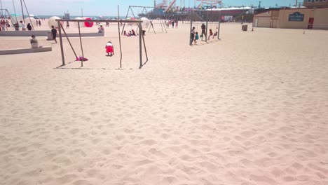 inclina hacia arriba desde la playa de arena hasta el muelle de santa mónica