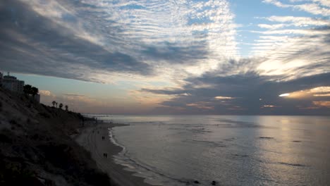 Puesta-De-Sol-Nublada-Sobre-El-Lapso-De-Tiempo-Del-Mar