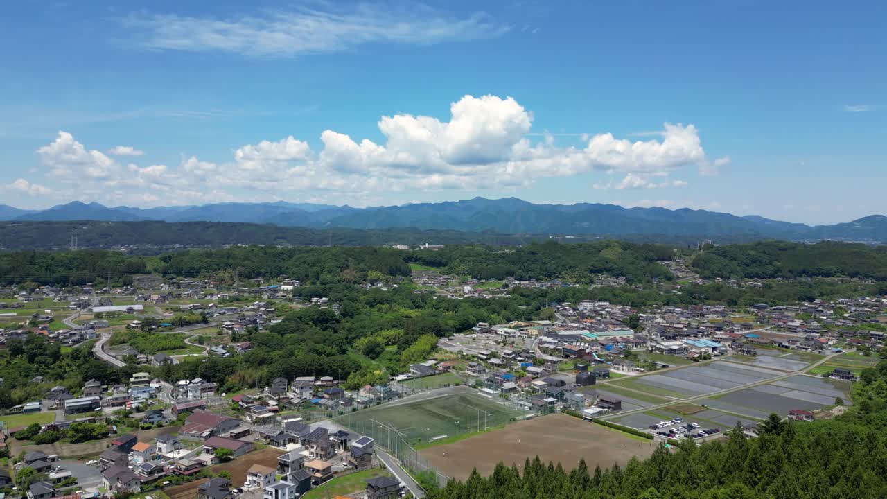 晴れた夏の日に日本の田舎の風景をドローンで眺める