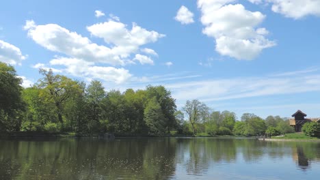 Wunderschöner-Zeitraffer-In-Einem-Park-Mit-See-An-Einem-Windigen-Tag