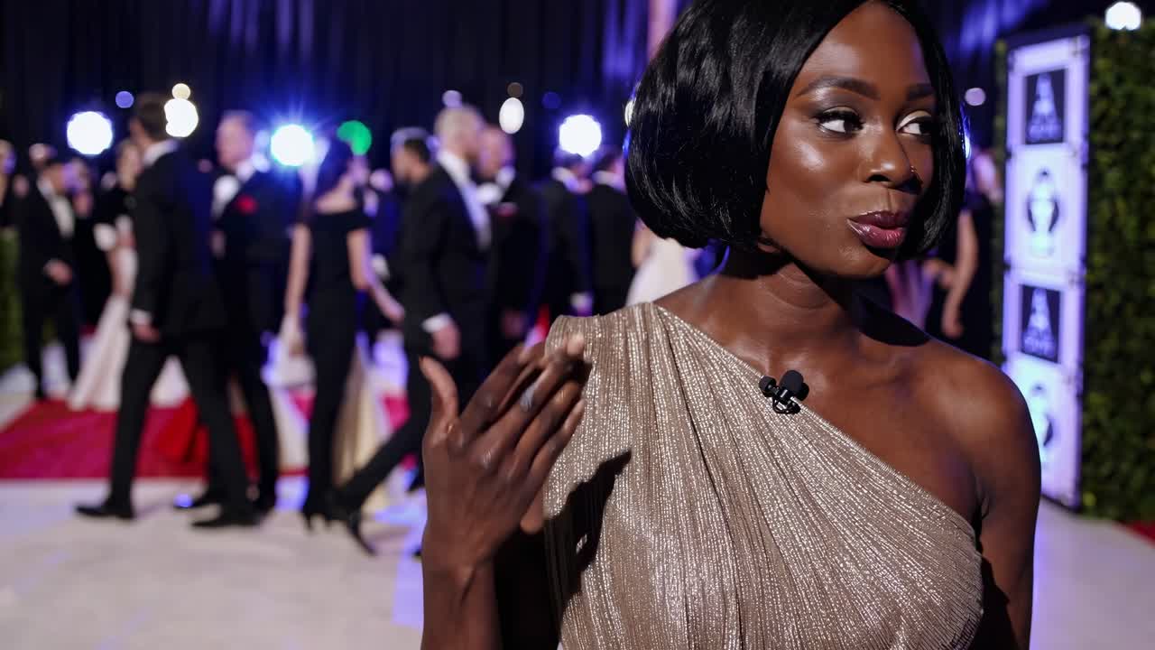 Video glamour di un evento con un angolo ravvicinato di una donna in un abito scintillante, che cattura momenti spontanei