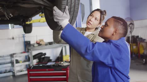 video de dos diversas mujeres mecánicas de automóviles rueda