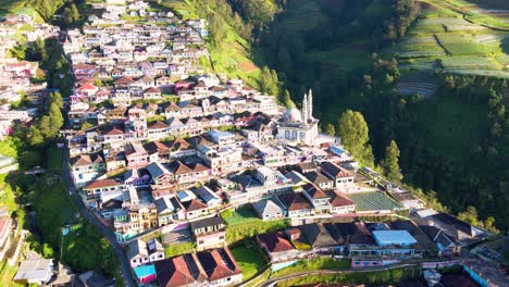 Toma-De-Drones-De-Un-Hermoso-Pueblo-Y-Mezquita-Con-2-Minaretes-Ubicados-En-La-Ladera-Del-Monte-Sumbing,-Indonesia---Mezquita-Baituttaqwa-En-Nepal-Van-Java,-Indonesia