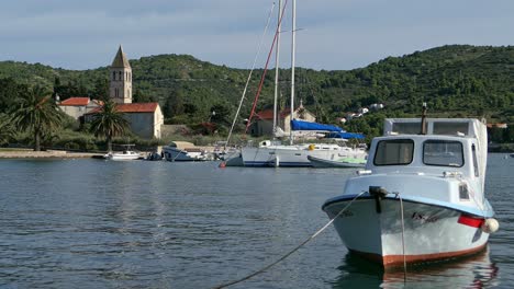 barcos e iglesia en la ciudad costera por las montañas, mediterráneo, vis, croacia