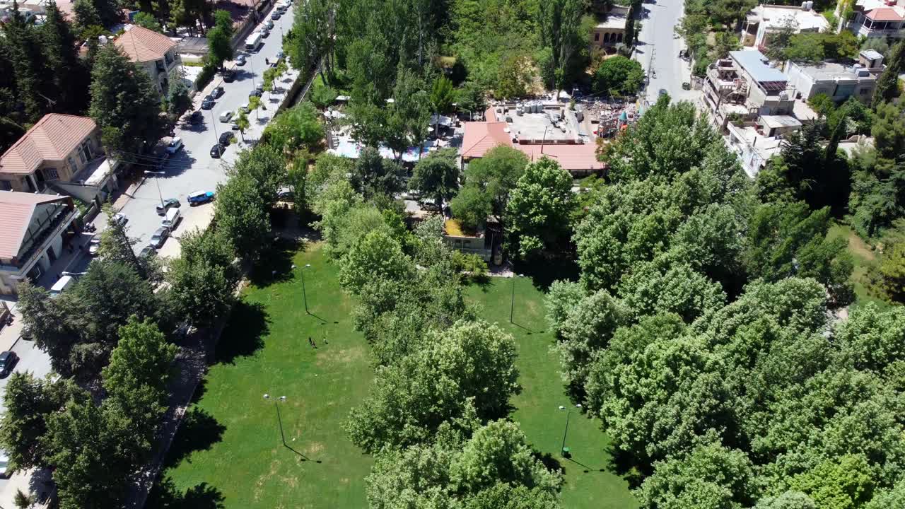 vasto jardín comunitario del parque ras el ein en baalbek, líbano - toma aérea