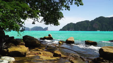 Agua-Exótica-De-Color-Aguamarina-En-Tailandia-Estrellándose-Contra-La-Costa-Rocosa,-Koh-Phi-Phi