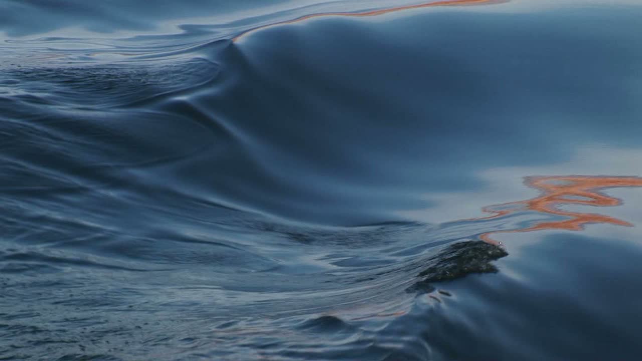 보트의 웨이크에 의해 생성된 파도의 미디엄샷