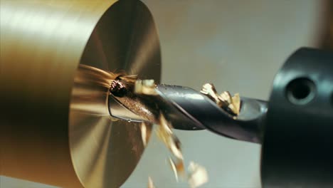 la máquina de torneado da forma al cobre