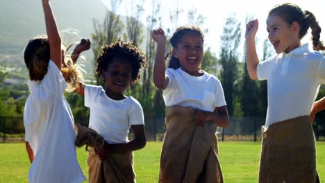 Niños-Jugando-Una-Carrera-De-Sacos-En-El-Parque