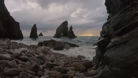 Crohy-Head-En-Donegal-Irlanda-Ola-Oceánica-En-Las-Rocas-Al-Atardecer