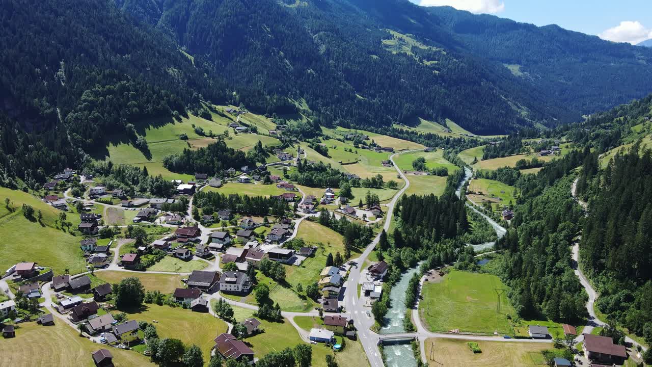 Il bellissimo villaggio alpino di Mörtschach si adagia tra le montagne austriache e i campi verdi