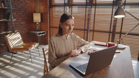 Hübsche-Geschäftsfrau,-Die-Im-Büro-über-Einen-Laptop-Anruft