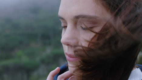 Retrato-De-Una-Hermosa-Mujer-Sonriendo-Disfrutando-De-Un-Campo-Tranquilo-Explorando-La-Libertad-En-Una-Aventura-De-Viajes-De-Vacaciones-Con-El-Pelo-Soplando-Por-El-Viento