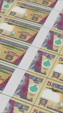 video vertical de 5 billetes de quetzal guatemalteco impresos por una prensa de dinero