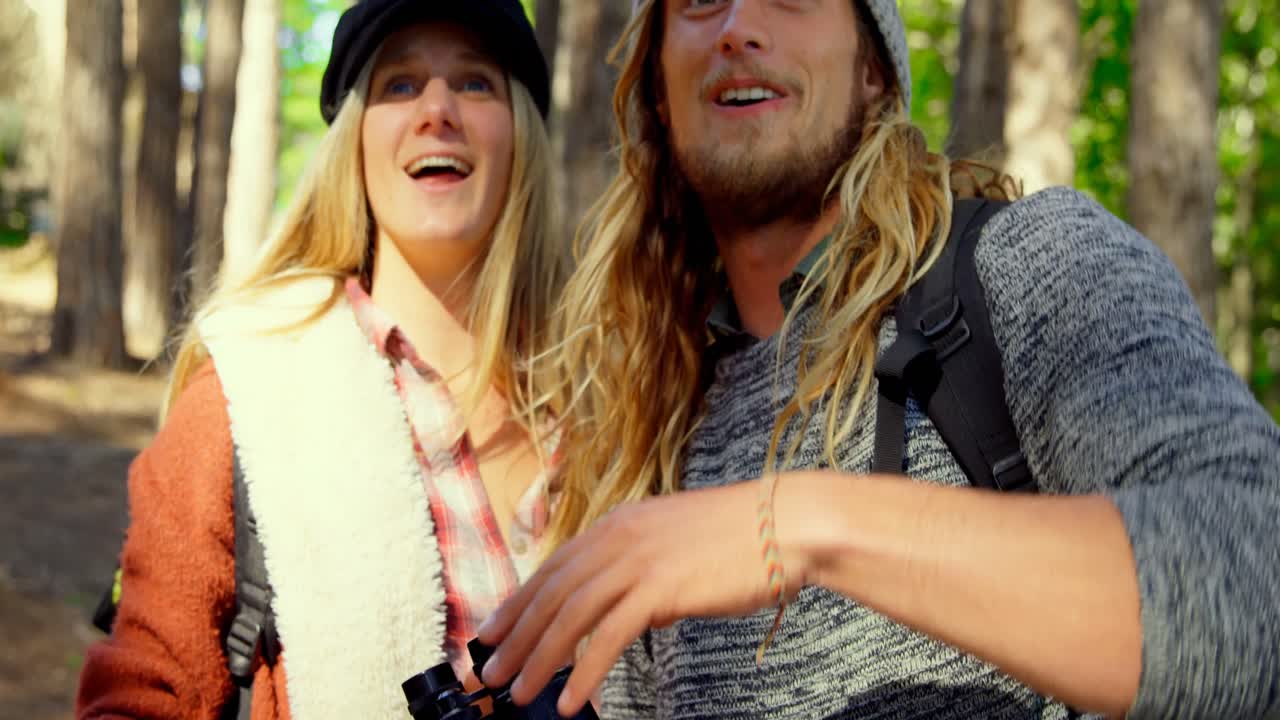 ⁇ 은 날 숲 에 캠핑 하는 젊은 부부 4k