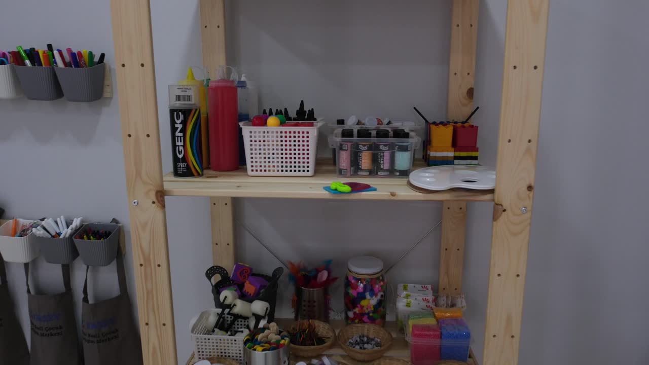 어린이 놀이터 장난감과 선반