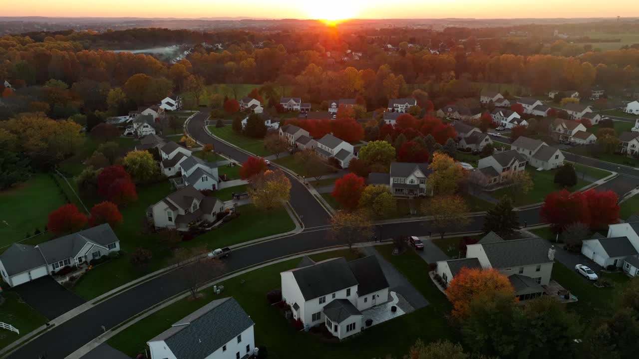 Maisons modernes dans un nouveau lotissement aux États-Unis, au coucher de soleil automnal