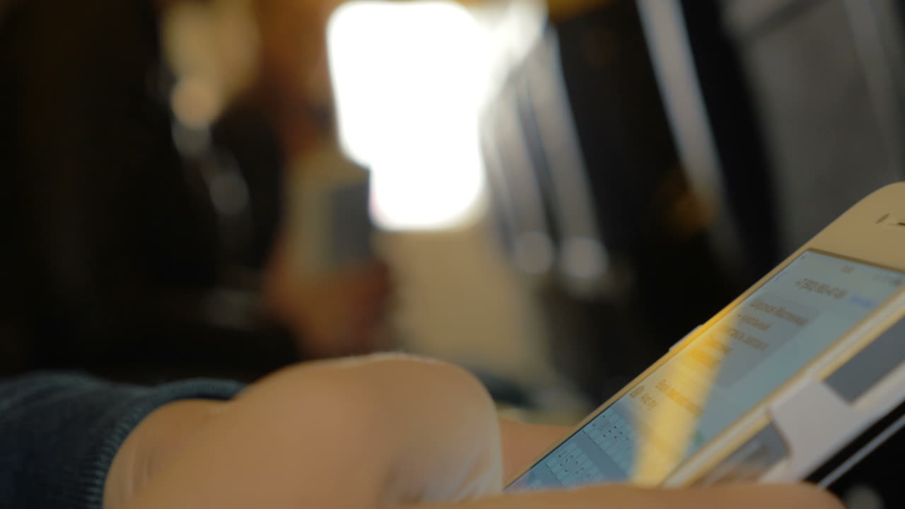 비행기에서 스마트폰으로 문자 메시지를 입력하는 것