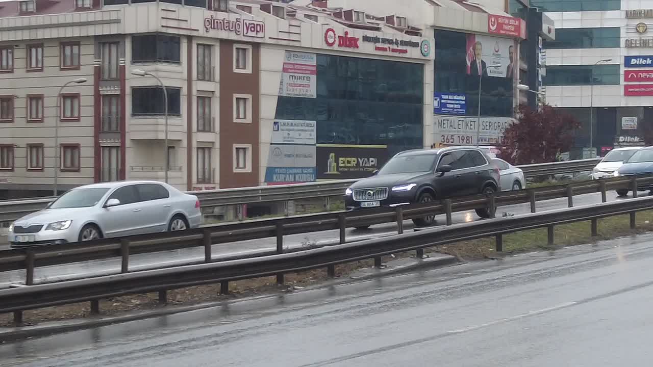 도시 거리에서 트럭과 밴