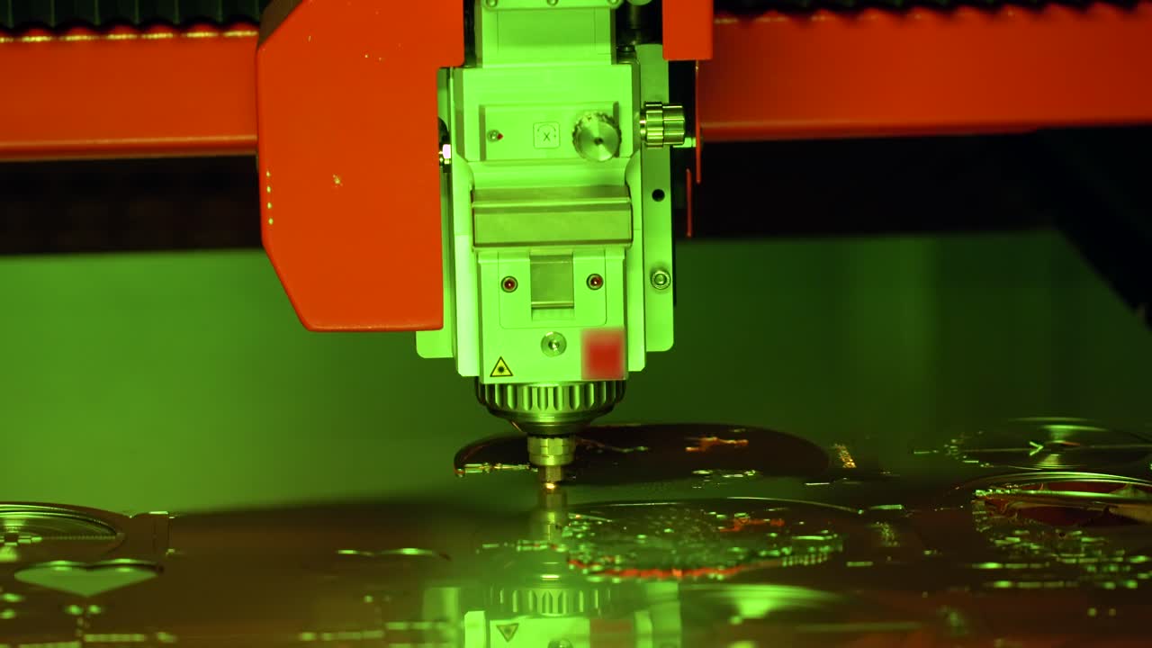 corte láser cnc de metal, tecnología industrial moderna.