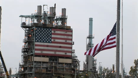 banderas americanas cuelgan en una instalación industrial