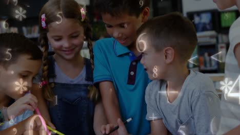 Grupo-De-Niños-Estudiando-Matemáticas-En-La-Biblioteca