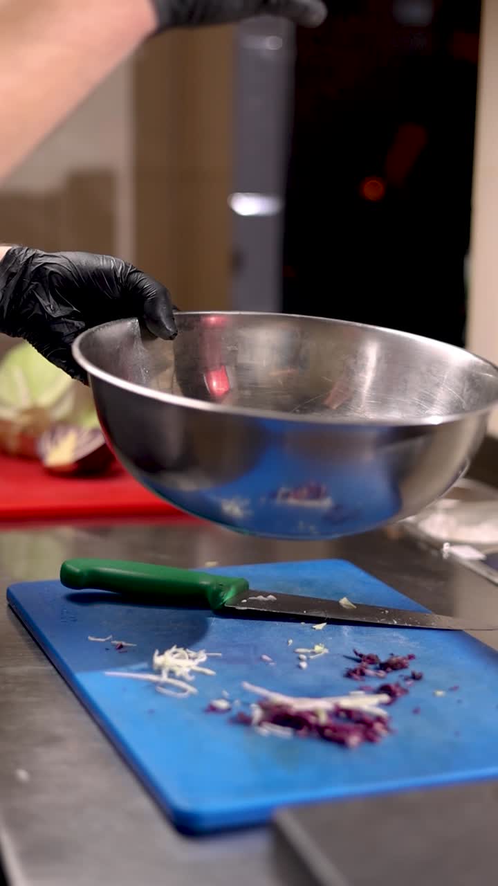 el chef preparando una ensalada