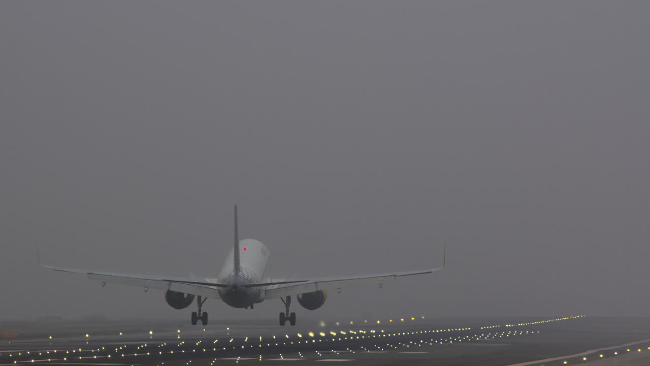 두꺼운 안개 속 에 착륙 하는 비행기