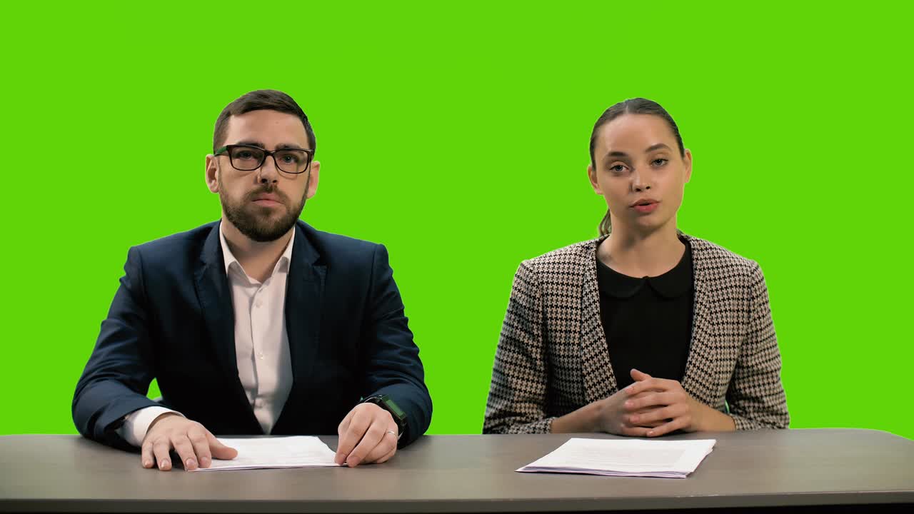 若い美しいテレビ司会者とスタイリッシュな若い男がニューステレビチャンネルを主催しています. chromakey.