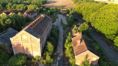 sobrevuelo suave de edificios mineros de carbón abandonados