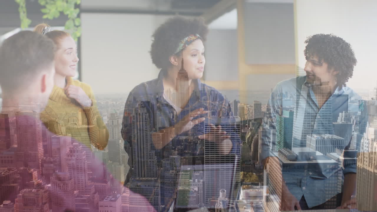 video compuesto de diversos colegas discutiendo juntos en la oficina contra la vista aérea del paisaje urbano.