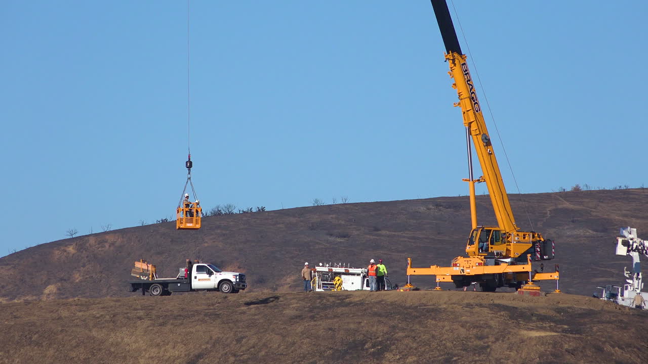 un equipo de mantenimiento de un instalador de líneas telefónicas de sce trabaja en las líneas eléctricas en las colinas quemadas tras el desastroso incendio de thomas 3