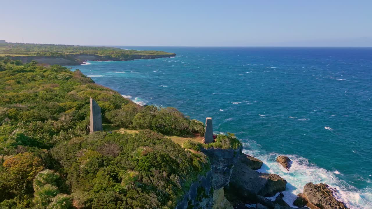 푸른 카리브 바다와 일몰 시간 동안 바위에 부딪치는 파도가 있는 카보 프랑스의 멋진 해안선을 보여주는 공중 궤도 샷