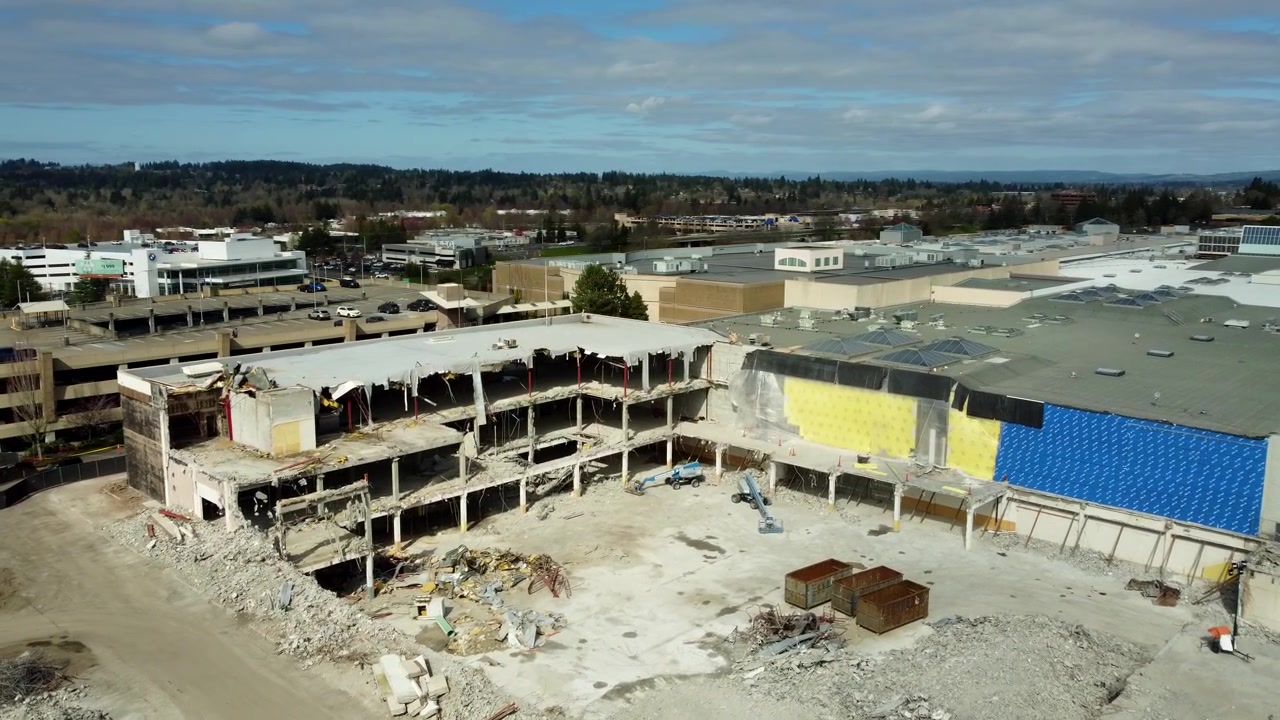 EUA, Oregon, Tigard, 2026-03-21 - Vista de drone do Washington Square Mall em construção durante a renovação, no verão