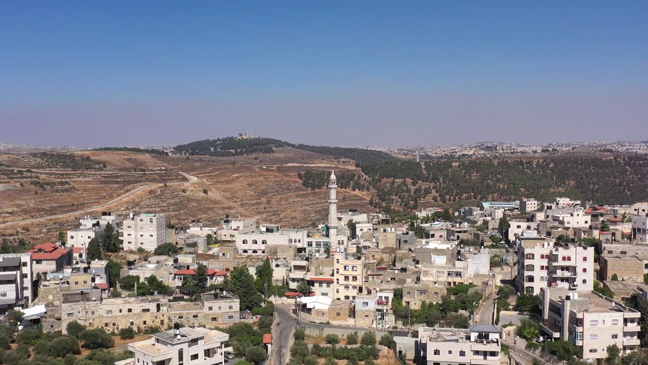 la aldea palestina de beit surik con la montaña nebi samuel, desde el aire