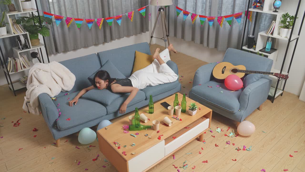 거실에서 파티 후유증