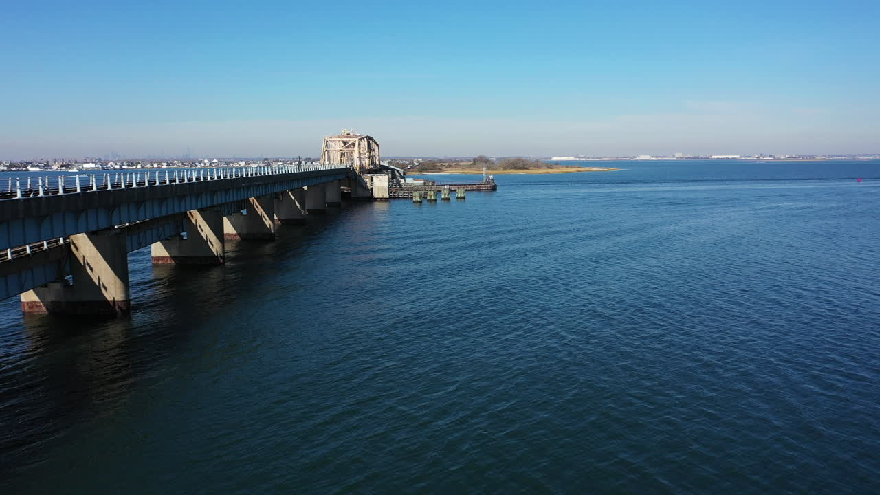 퀸즈, 뉴욕의 풀이 무성한 만 상공에서 공중 촬영