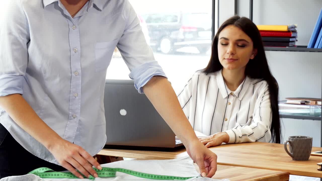 equipo de diseñadores de moda trabajando juntos en la oficina