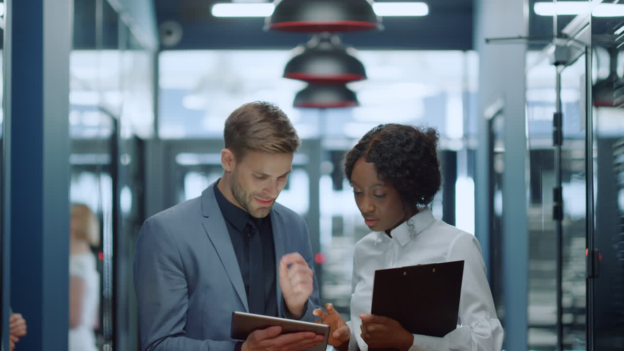 colegas discutiendo proyecto