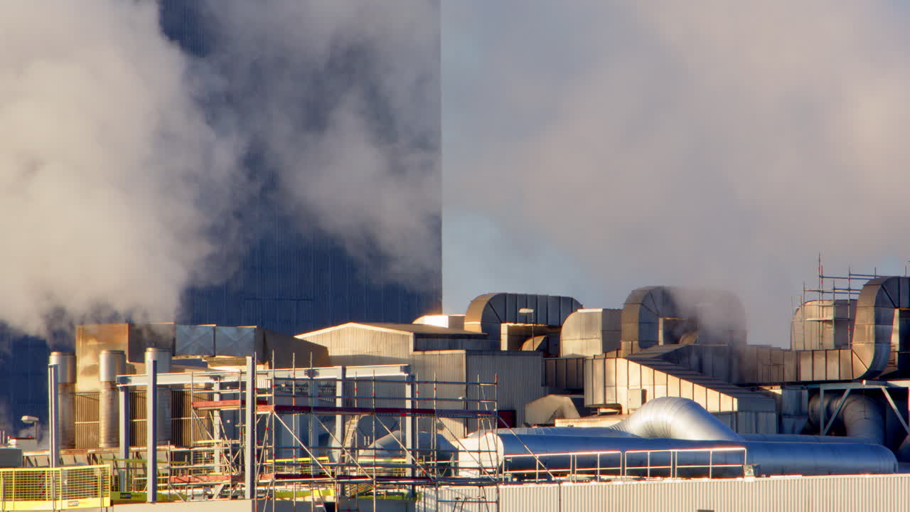 독성 가스를 방출하는 공장 굴에 의해 생성 된 스모기 오염 된 대기