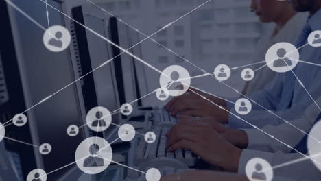 animazione della rete di connessione con icone su uomini d'affari che indossano cuffie telefoniche