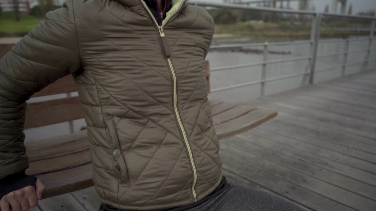 나무 벤치 근처 에서 훈련 하는 즐거운 힌두 여성