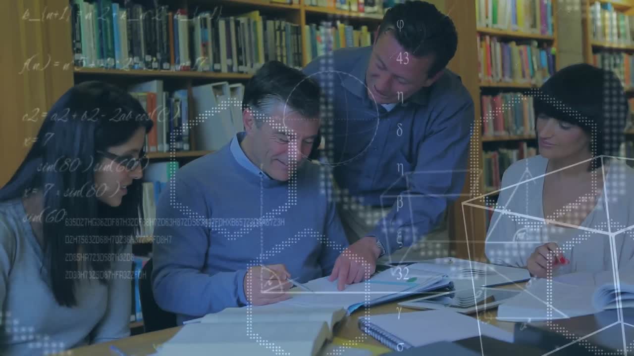 profesores discutiendo en la biblioteca