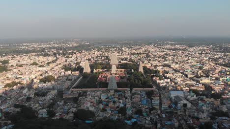 Amazing-Arunachalesvara-Temple-standing-in-the-middle-of-Thiruvannamalai-city,-India