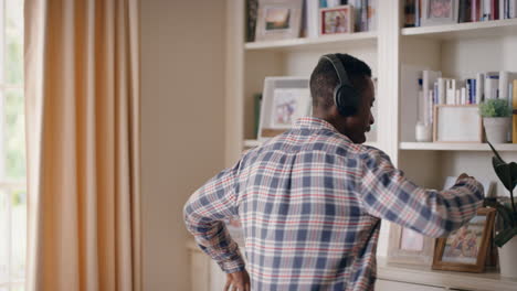 Gracioso-Hombre-Afroamericano-Bailando-En-Casa-Usando-Audífonos-Celebrando-El-éxito-Escuchando-Música-Divirtiéndose-Bailando-Loco-En-La-Sala-De-Estar-Estilo-De-Vida-Feliz-4k