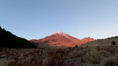 la montaña más alta de méxico, pico de orizaba, cambiando de color durante la puesta de sol