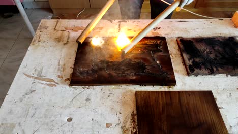 madera quemada fractal con electricidad de alto voltaje en la técnica de trabajo de la madera