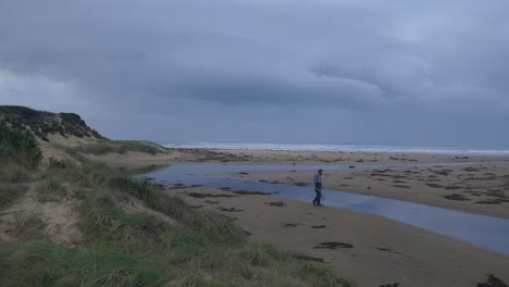 Marinero-De-1900-Recoge-Leña-Mientras-Está-Varado-En-Una-Costa-Remota-Y-Aislada-En-El-Sur-De-Australia